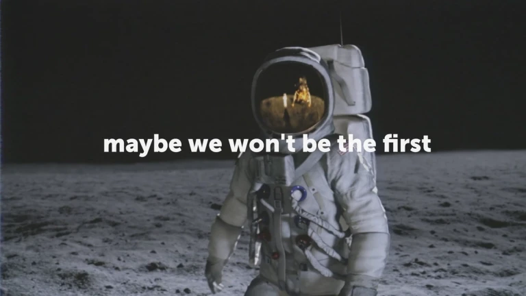 Ujęcia stockowe w reklamie wideo: kiedy warto i jak